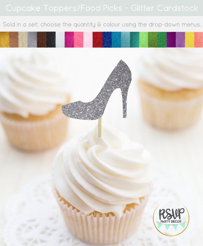 K&ouml;nnte beinhalten: Silberner Glitzer-High-Heel-Kuchentopper. Der Topper befindet sich auf einem Cupcake mit wei&szlig;em Frosting. Der Cupcake steht auf einer wei&szlig;en Serviette. Der Hintergrund ist wei&szlig;. Der Text auf dem Bild lautet "RSVP Party Decor".