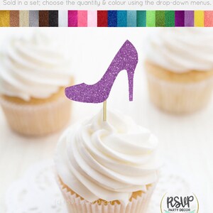 K&ouml;nnte beinhalten: Lilafarbener Cupcake-Topper in Form eines glitzernden High-Heel-Schuhs. Wird im Set verkauft, w&auml;hlen Sie die Menge und Farbe &uuml;ber die Dropdown-Men&uuml;s. RSVP Party Decor.