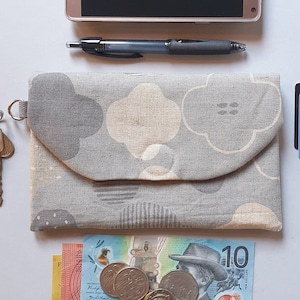 Cartera de tela: bolsillo con imán para sujetar el teléfono, cierre de cremallera para billetes y monedas, además de 4 ranuras para tarjetas y un anillo en D para llaves