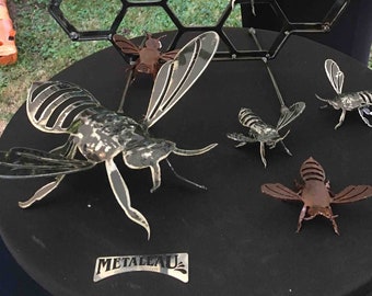 Metal bee sculptures/Sculptures d'abeilles métalliques