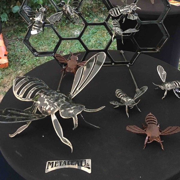 Sculptures d'abeilles métalliques/Metal bee sculptures