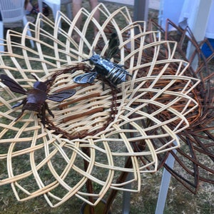 Metal bee sculptures/Sculptures d'abeilles métalliques image 4