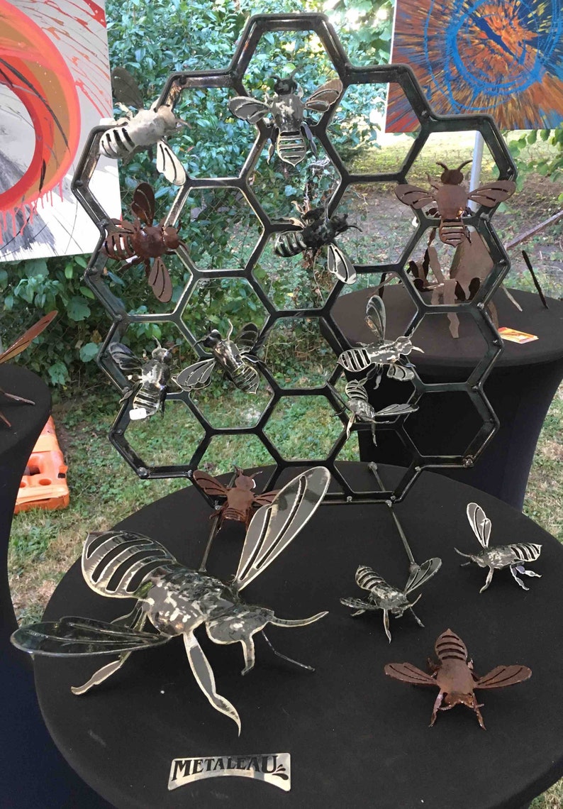 Metal bee sculptures/Sculptures d'abeilles métalliques image 1