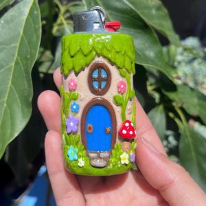 Capa para isqueiro Cottagecore | Capa para isqueiro em formato de casinha de fadas | Capa para isqueiro Bic pintada à mão com um toque lúdico de casinha de cogumelos | Presente Fairycore