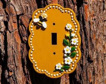 Tapa de interruptor de luz de cerámica pintada a mano con abeja y margarita / Placa de interruptor de luz floral estilo cottagecore / Decoración de pared caprichosa con abejas / Decoración de hogar inspirada en la naturaleza