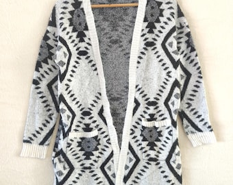 Schwarz-weiße Azteken-Strickjacke, Boho-Longline-Pullover, geometrischer Strickpullover, Duster mit Taschen