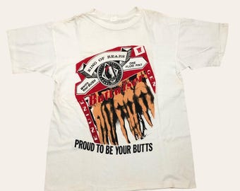 parodie Buttweiser | t-shirt drôle de bière King of Rears | Streetwear rétro humoristique à point unique | Fiers d'être vos fesses