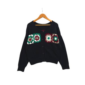 Cárdigan de ganchillo cuadrado estilo vintage de la abuela, suéter de punto bohemio negro con estampado floral, chaqueta patchwork estilo retro cottagecore.