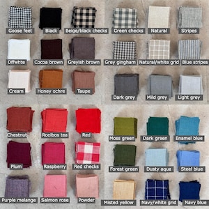 Pu&ograve; includere: Una collezione di campioni di tessuto in vari colori e motivi, tra cui piedi d'oca, nero, beige e quadri neri, quadri verdi, naturale, strisce, bianco sporco, marrone cacao, marrone grigiastro, gingham grigio, griglia naturale e bianca, strisce blu, crema, ocra miele, topo, grigio scuro, grigio chiaro, grigio chiaro, castagna, t&egrave; rooibos, rosso, verde muschio, verde scuro, blu smalto, prugna, lampone, quadri rossi, verde bosco, acquamarina polveroso, blu acciaio, melange viola, rosa salmone, polvere, giallo nebulare, griglia blu navy e bianca, e blu navy.