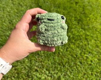 Cute Frog Plush – Handmade Amigurumi Frog, Kawaii Animal Plush Toy, Soft Gift for Kids & Collectors