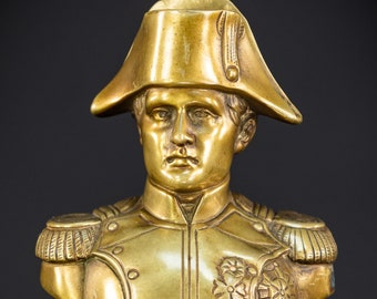 ナポレオン・ボナパルトのブロンズ像：大理石の台座に署名入り彫刻