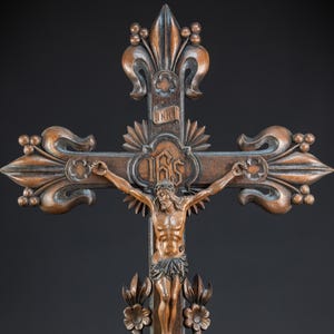 82 cm groß | Wand Kruzifix | 1800er Jahre Antikes Hölzernes Kirchenkreuz | 19th Century Holzschnitzerei Jesus Christus
