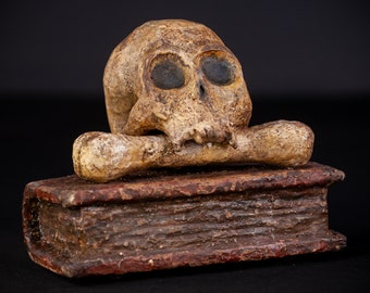 Memento Mori Skulptur | Italienische antike 1700s hölzerne Schädel-Statue | 18th Century Holzschnitzerei Tod und Buch | 19 cm Groß