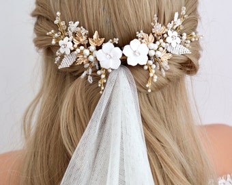 Elegant white floral wedding hair accessory, Bridal headpiece with pearls for romantic bride