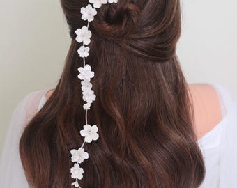 Guirnalda de flores blancas para el cabello largo de novia