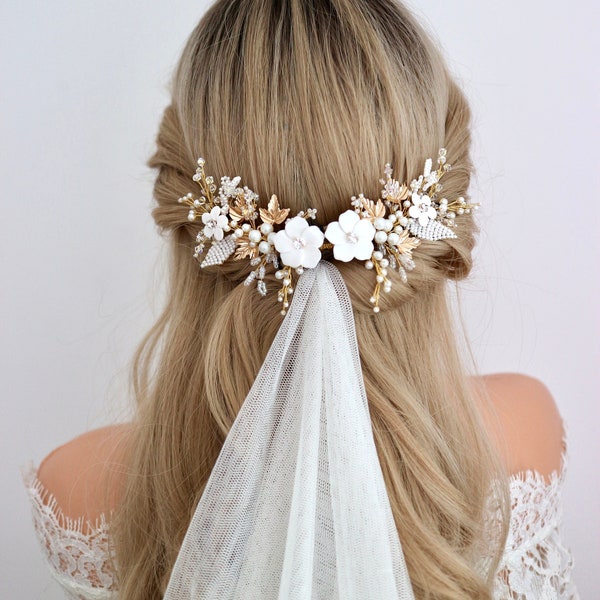 White flower bridal hair comb, Gold floral wedding hairpiece with crystal, Flower and pearl headpiece for romantic bride