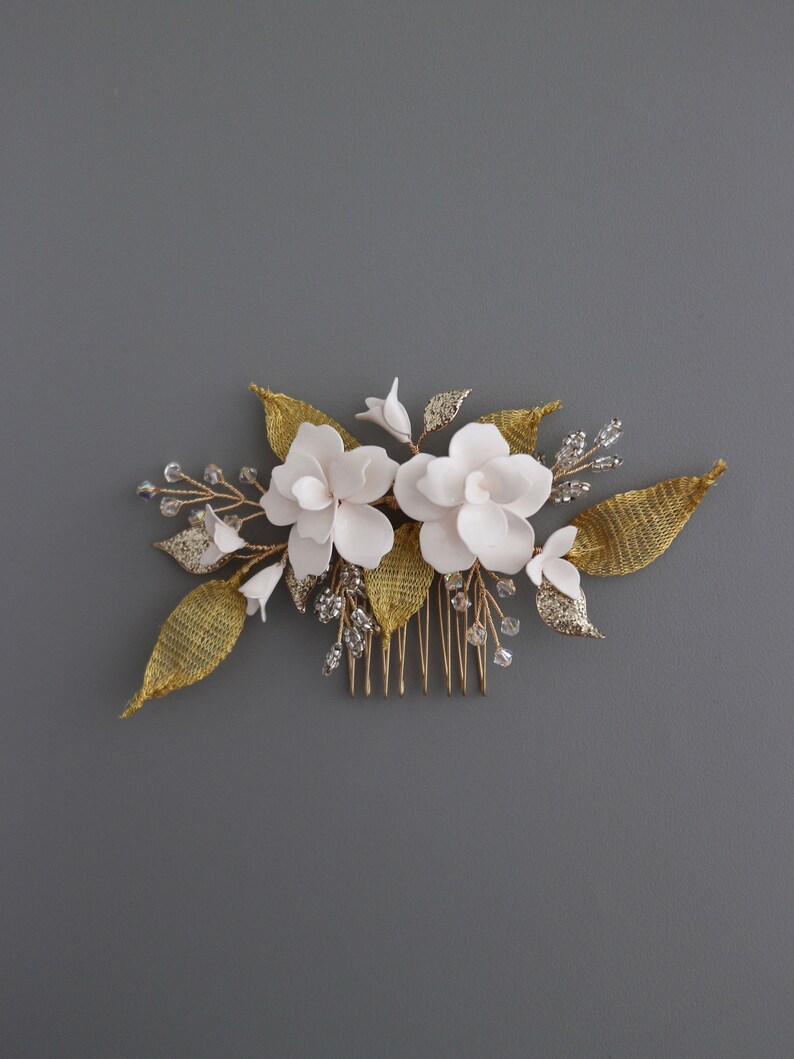 White flower hair comb for veil Back hair accessories for bride White and gold Bridal hairpiece Wedding floral headpiece