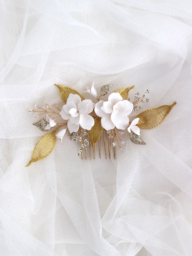 White flower hair comb for veil Back hair accessories for bride White and gold Bridal hairpiece Wedding floral headpiece