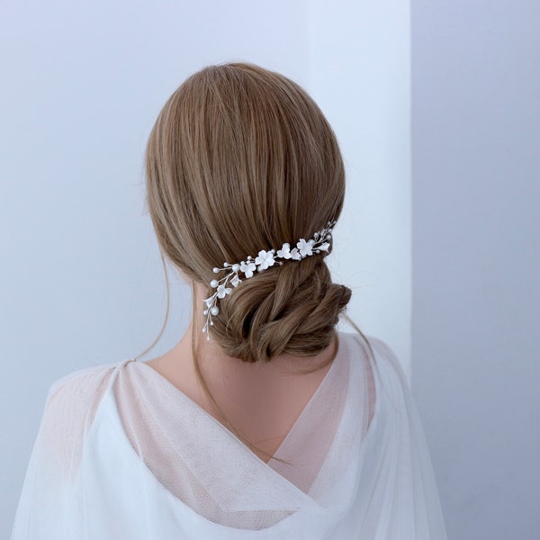 Bride white flower bridal headpiece, White floral wedding hair vine, Minimal flower headpiece for bride