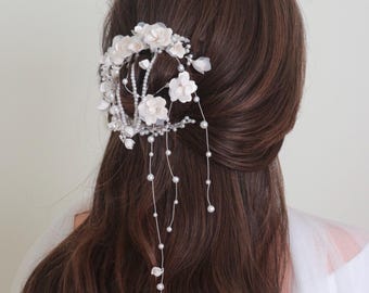 Haarkam met witte bloemen en parels