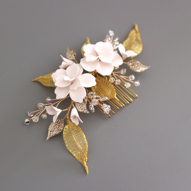 White flower hair comb for veil Back hair accessories for bride White and gold Bridal hairpiece Wedding floral headpiece