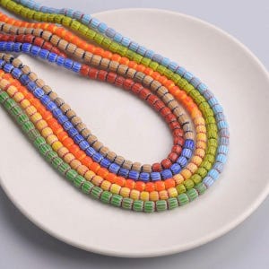 Cuentas de vidrio cilíndricas de 6–7 mm, tira de cuentas tubulares con patrones coloridos para la fabricación de pulseras, collares y joyas, suministros para manualidades DIY, 65 piezas.