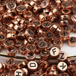 Contas de letras redondas ABC de cobre, contas de letras esculpidas em acrílico multicolorido de 7 mm A-Z, 100 unidades