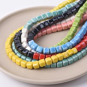 Perline cubiche in ceramica smaltata da 6 mm, 8 mm e 10 mm, perline distanziatrici quadrate colorate per la creazione di bracciali, collane e gioielli, forniture per il fai da te e il design (20 pezzi).