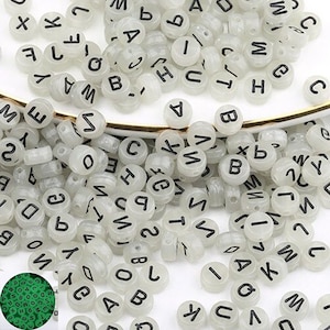 Contas de letras brilhantes, contas de letras acrílicas redondas ABC brancas, contas de letras esculpidas multicoloridas de 7 mm A-Z, 100 unidades