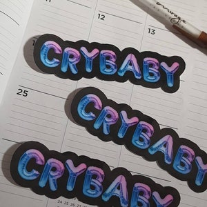 Adesivo Crybaby con carattere a palloncino