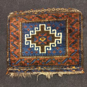 Antik kurdisk ullmatta Torba: Tribal Baluch Mini-borddekoration (45 x 40 cm)