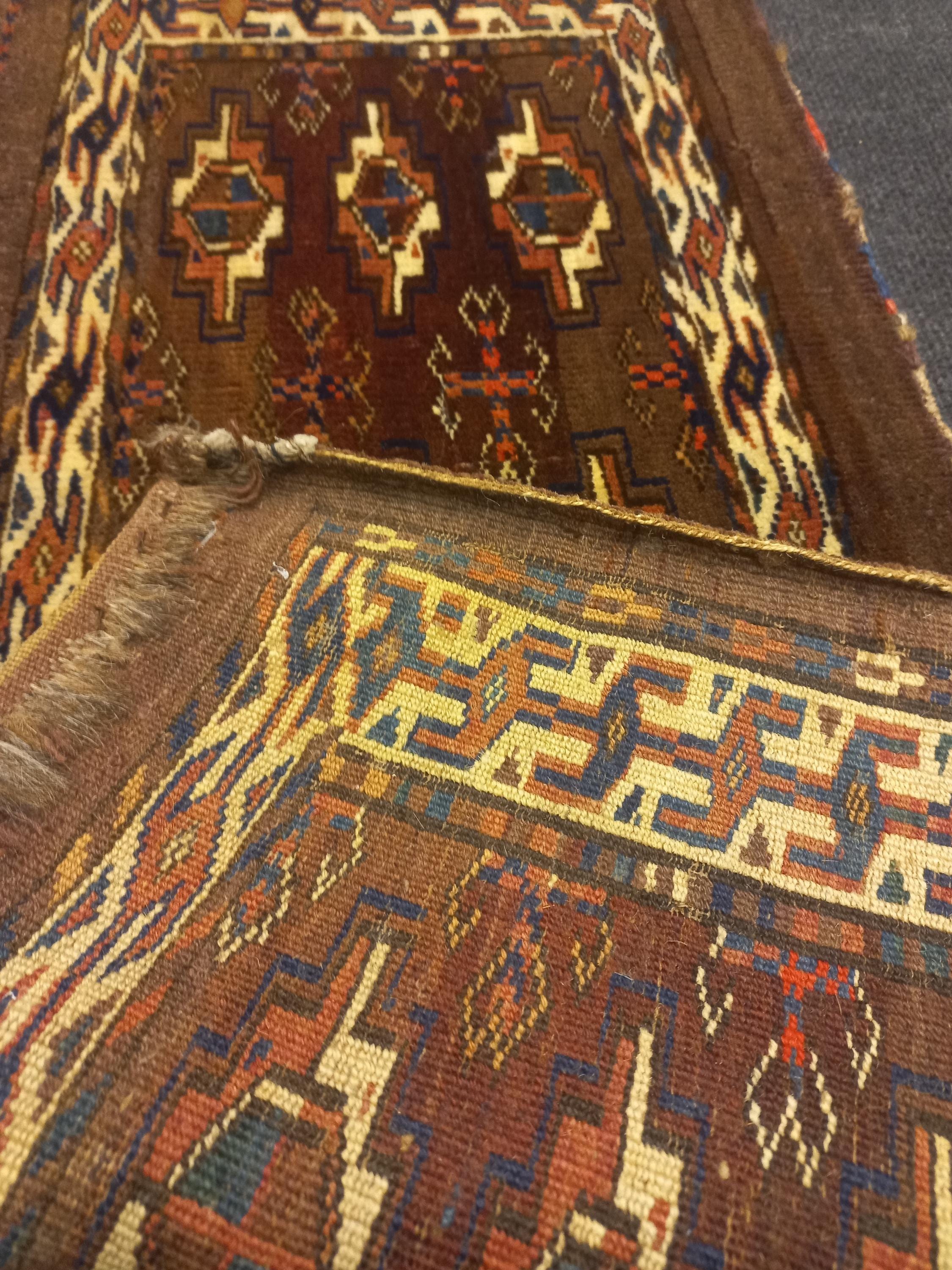 トルコ産　ハンドメイドウールカーペット（手織り） アンティーク トルコ産ヤムットラグ：手織りウールカーペット（30