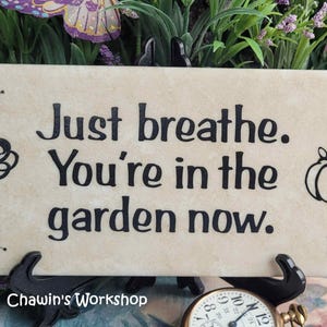 Just Breathe. You're In the Garden Now - Inspirational Garden Sign, Thoughtful Gift for Gardener bild 3