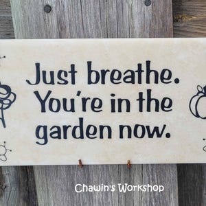 Just Breathe. You're In the Garden Now - Inspirational Garden Sign, Thoughtful Gift for Gardener bild 4