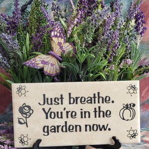 Just Breathe. You're In the Garden Now - Inspirational Garden Sign, Thoughtful Gift for Gardener bild 2
