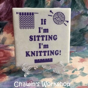 If I'm Sitting I'm Knitting - Funny Knitting Quote Sign, Craft Room Décor 4" Plate Stand