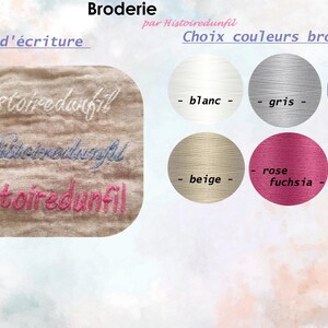 Op de afbeelding: Afbeelding met borduuropties. Het toont drie geborduurde tekststijlen in wit, blauw en roze, met de tekst "Historedunfil". Kleurkeuzes worden weergegeven in cirkels: wit, grijs, blauw, beige, fuchsia en zwart. De afbeelding is gelabeld "Broderie".