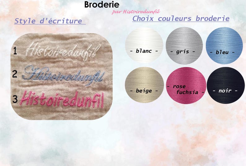 Op de afbeelding: Afbeelding met borduuropties. Het toont drie geborduurde tekststijlen in wit, blauw en roze, met de tekst "Historedunfil". Kleurkeuzes worden weergegeven in cirkels: wit, grijs, blauw, beige, fuchsia en zwart. De afbeelding is gelabeld "Broderie".
