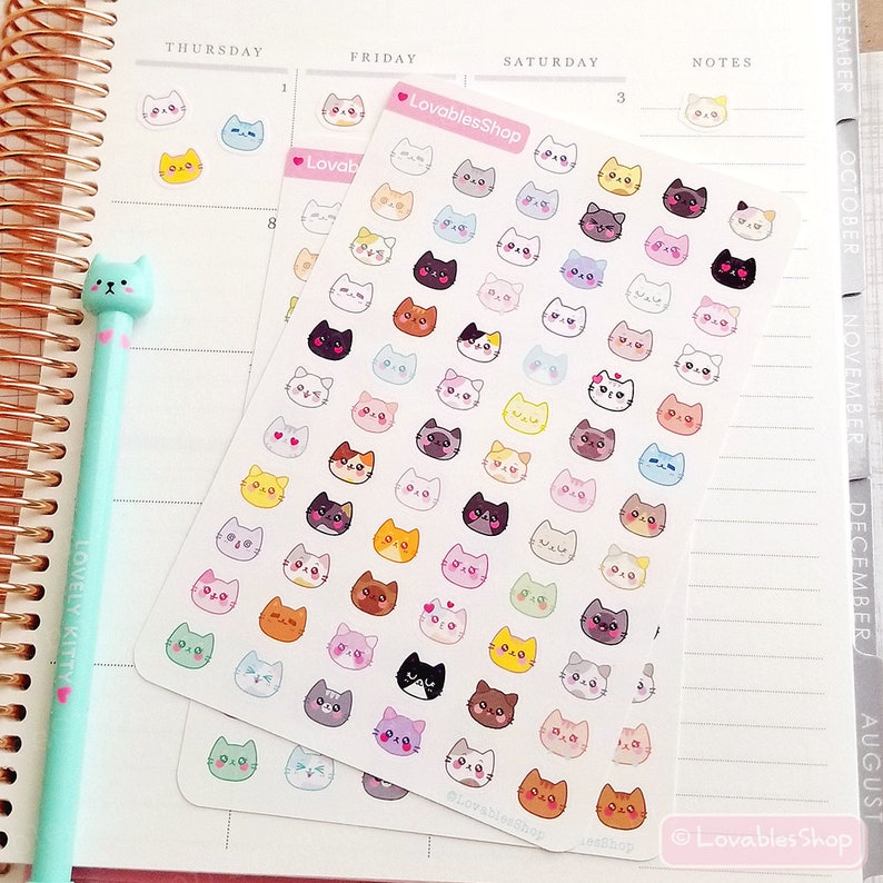 Op de afbeelding: Een vel met kleurrijke kattengezicht stickers met verschillende uitdrukkingen. De stickers zijn op een witte achtergrond en hebben een verscheidenheid aan kleuren, waaronder roze, geel, blauw, groen en oranje. De stickers zijn gerangschikt in rijen en kolommen, en elke sticker is ongeveer 1 inch in diameter.