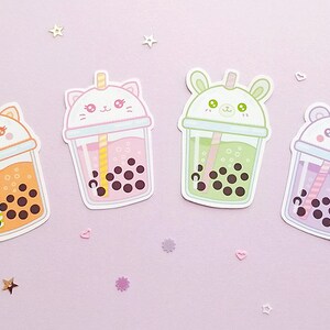 Puede incluir: Cuatro pegatinas de t&eacute; de burbujas con tem&aacute;tica de animales adorables. Cada pegatina presenta un animal diferente: un cerdo, un gato, un conejito y un oso. Las pegatinas son todas de colores pastel y tienen un estilo de dibujos animados.