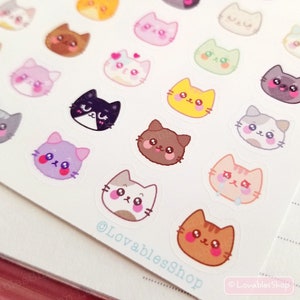 Op de afbeelding: Een vel met kleurrijke katten stickers met verschillende uitdrukkingen. De stickers zijn in verschillende kleuren, waaronder roze, paars, geel, groen en bruin. De stickers tonen schattige cartoon katten met verschillende gezichtsuitdrukkingen, zoals glimlachen, knipogen en huilen. De stickers zijn perfect om een ​​toets van whimsy toe te voegen aan je planner, laptop of waterfles.