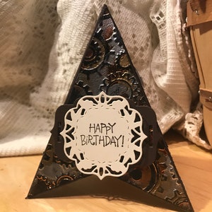 Cartão de aniversário com tenda de metal falso com acabamento em steampunk
