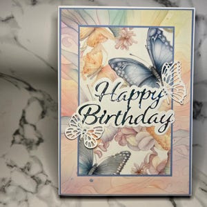 Carte d'anniversaire pop-up à trois centres sur le thème des papillons