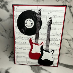 Tarjeta de cumpleaños con temática musical y guitarras.