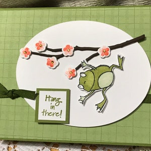 Carte de rétablissement avec une grenouille mignonne