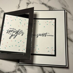 Cartão com moldura flip para cupcake de aniversário