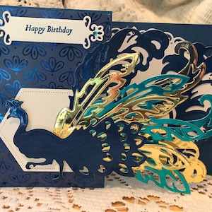 Cartão de aniversário dobrável divertido de pavão e penas