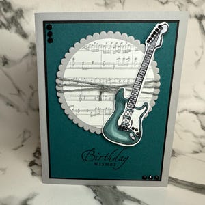 Tarjeta de cumpleaños con guitarra y música
