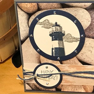 Carte d'anniversaire phare et rocher de rivière