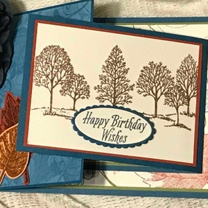 Carte d'anniversaire fantaisie pliée, arbre et feuilles